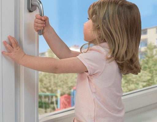 детский замок на окно